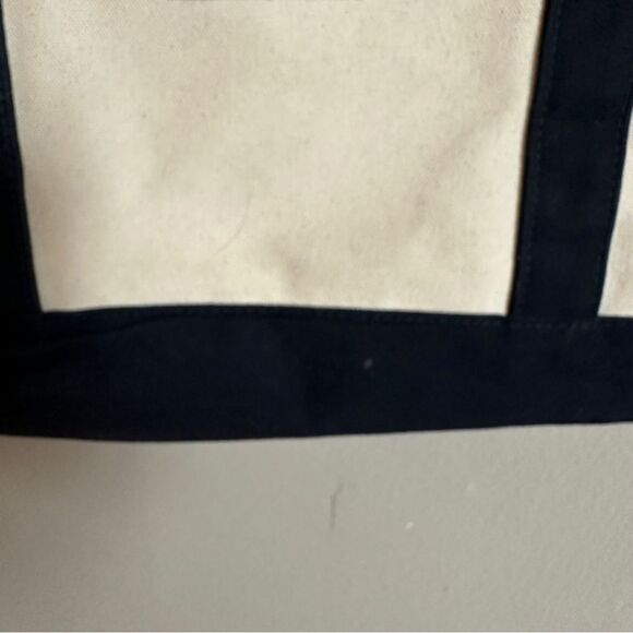 Vineyard Vines | classic boat tote lacrosse
Canvas tote gingham lined tote bag - Picture 8 of 9